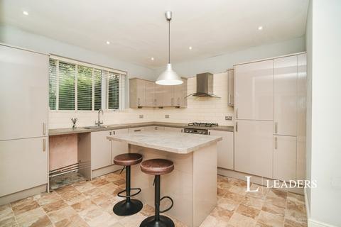 3 bedroom semi-detached house to rent, West Green, Middleton, M24