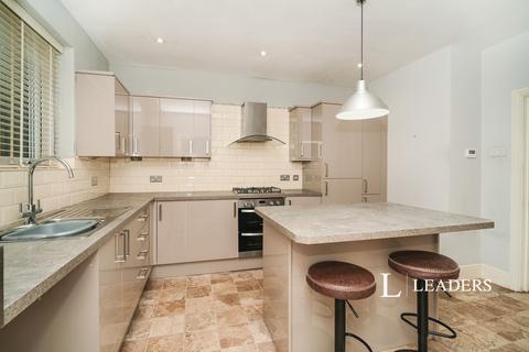 3 bedroom semi-detached house to rent, West Green, Middleton, M24