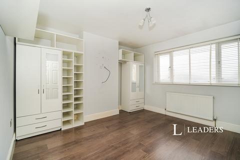 3 bedroom semi-detached house to rent, West Green, Middleton, M24