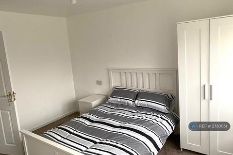 1 bedroom in a flat share to rent, Erskine Crescent, London, N17
