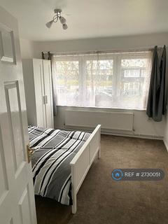 1 bedroom in a flat share to rent, Erskine Crescent, London, N17