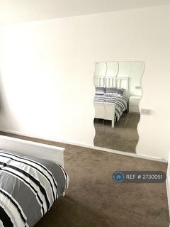 1 bedroom in a flat share to rent, Erskine Crescent, London, N17