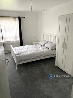 1 bedroom in a flat share to rent, Erskine Crescent, London, N17