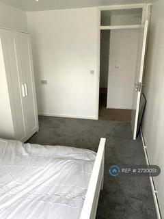 1 bedroom in a flat share to rent, Erskine Crescent, London, N17