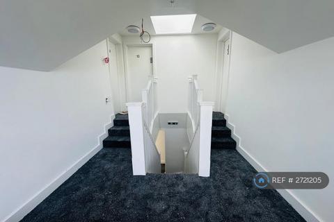 Studio to rent, Cranbrook Road, Ilford, IG6