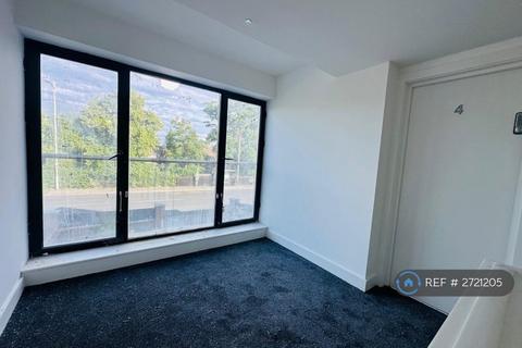 Studio to rent, Cranbrook Road, Ilford, IG6