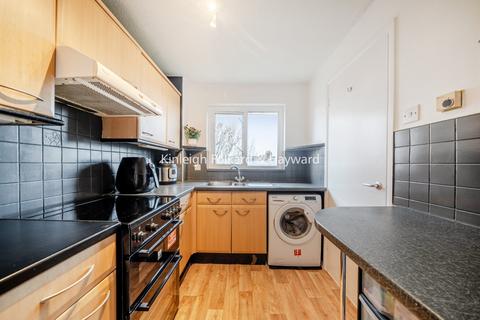 2 bedroom flat to rent, Crowthorne Close, London, SW18