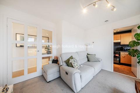2 bedroom flat to rent, Crowthorne Close, London, SW18