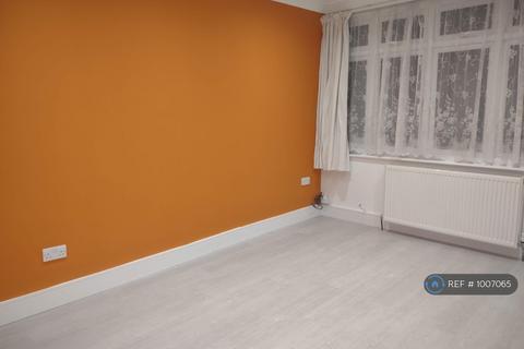 3 bedroom semi-detached house to rent, Granville Avenue, Feltham, TW13