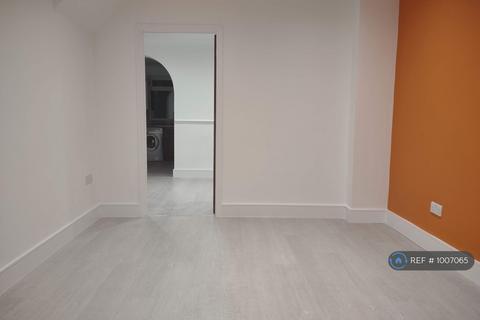 3 bedroom semi-detached house to rent, Granville Avenue, Feltham, TW13