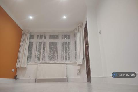 3 bedroom semi-detached house to rent, Granville Avenue, Feltham, TW13