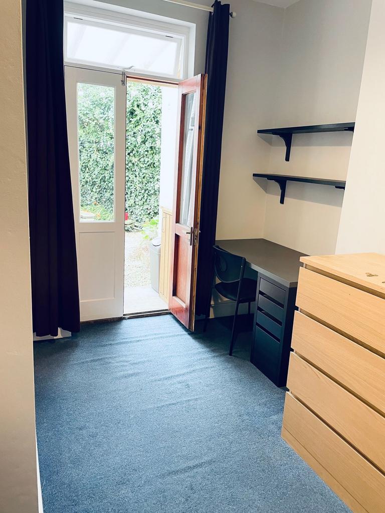 Bright, tidy single bedroom with direct access ...