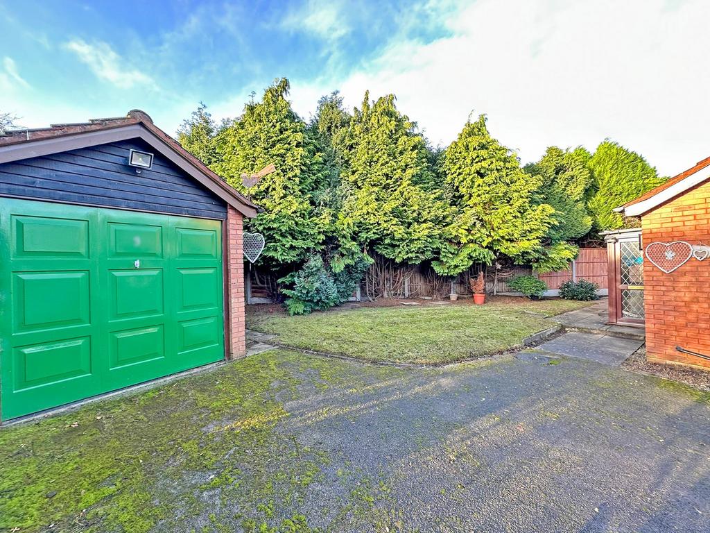 Front Garden/Garage