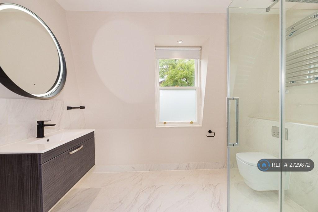 Master Bedroom En Suite Bathroom (2nd Floor)