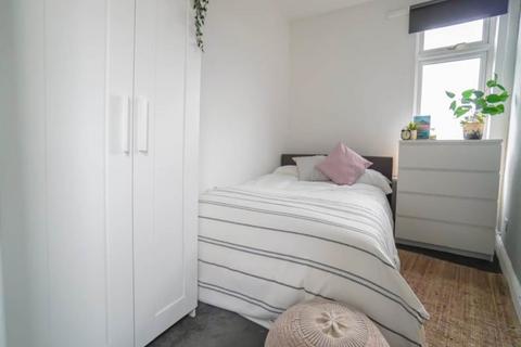 1 bedroom in a house share to rent, Wetherby Grove (Room 4), Leeds LS4