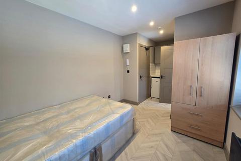 Terraced house to rent, Croydon Road, Caterham