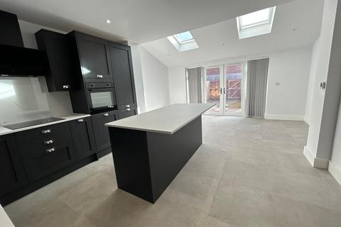 4 bedroom semi-detached house to rent, Eccles, M30