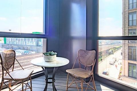 2 bedroom property to rent, Charles Clowes Walk, London SW11