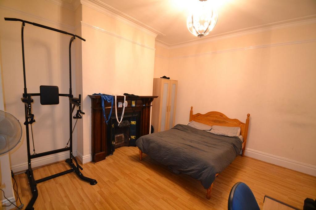 Well-presented double bedroom with wooden floor...
