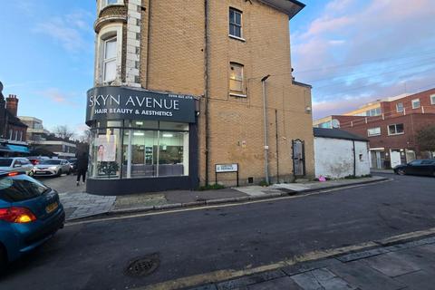 Studio to rent, Lee Road, London