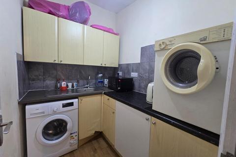 Studio to rent, Lee Road, London