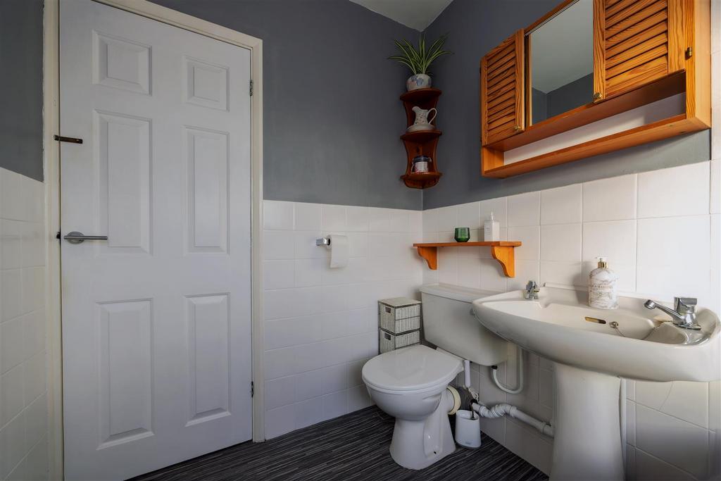 Family bathroom 1 SAPL4338-20251214-Dx O Deep PRIME
