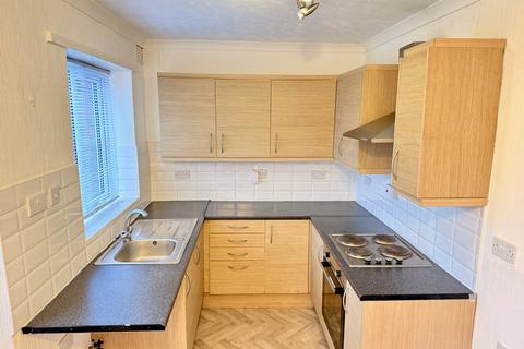 3 bedroom semi-detached house to rent, Morse Road, Newton Heath