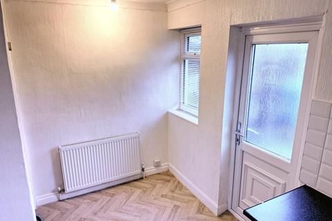 3 bedroom semi-detached house to rent, Morse Road, Newton Heath