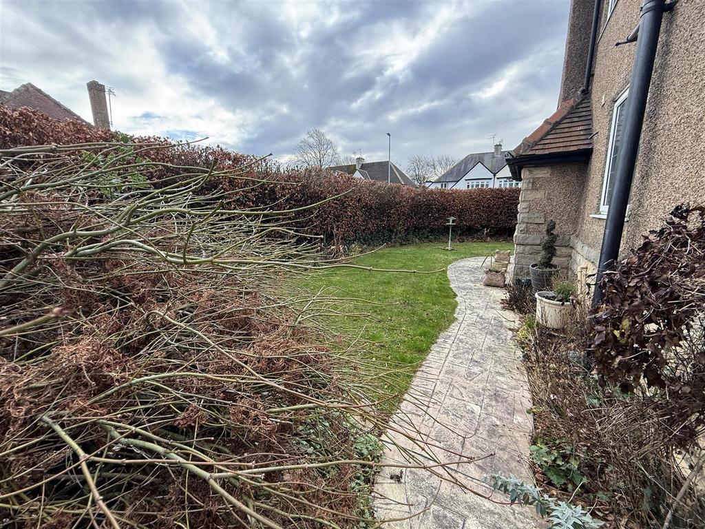 Garden to side