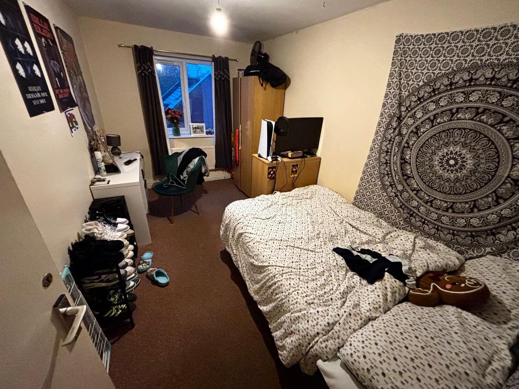 Bright, well furnished bedroom with a comfortab...