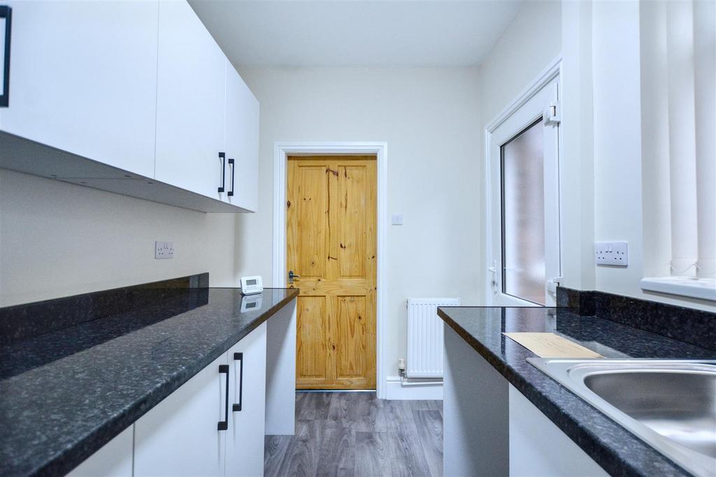 Kitchen 2.jpeg