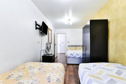 3 bedroom flat to rent, Wilmslow Road, M14