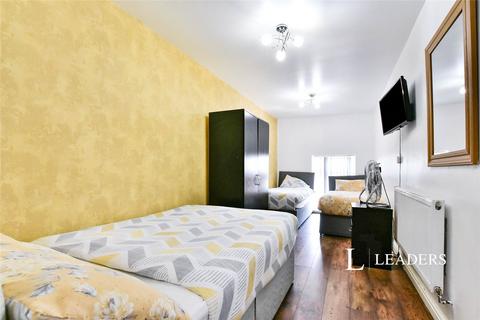 3 bedroom flat to rent, Wilmslow Road, M14