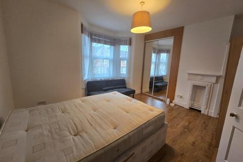 1 bedroom flat to rent, Waltheof Avenue, London