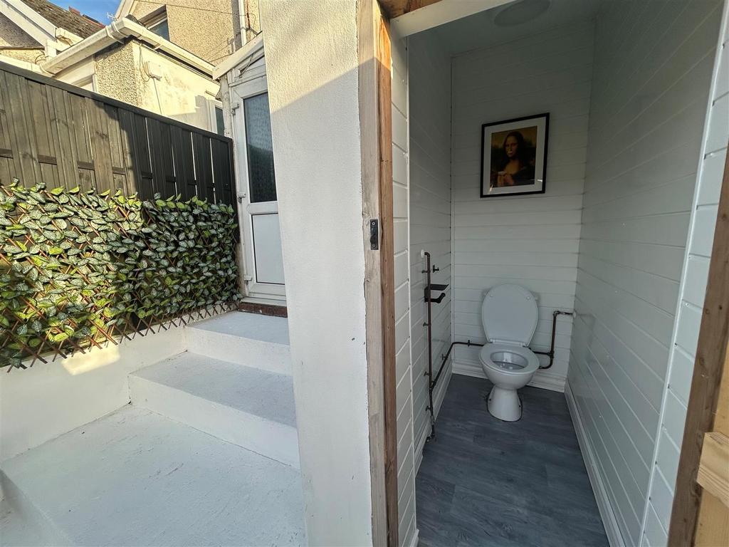 67 Glenalla wc.jpg