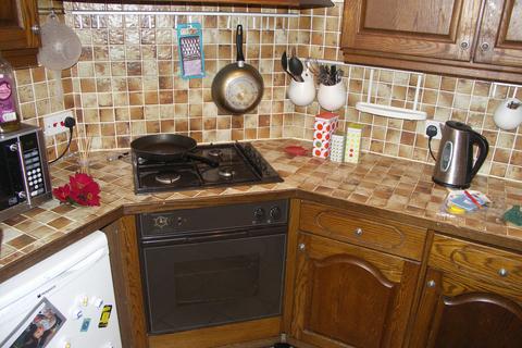 2 bedroom flat to rent, Bassetsbury Lane, High Wycombe, HP11