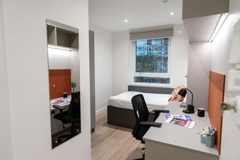 Studio to rent, Kennington Lane, London SE11