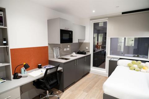 Studio to rent, Kennington Lane, London SE11