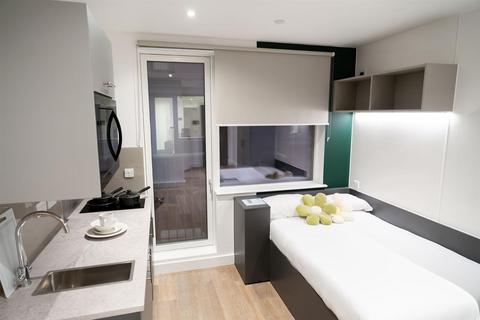 Studio to rent, Kennington Lane, London SE11