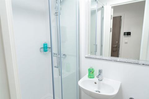 Studio to rent, Kennington Lane, London SE11