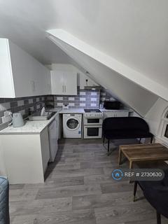 Studio to rent, Philip Lane, London, N15