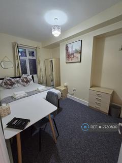 Studio to rent, Philip Lane, London, N15