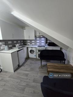 Studio to rent, Philip Lane, London, N15