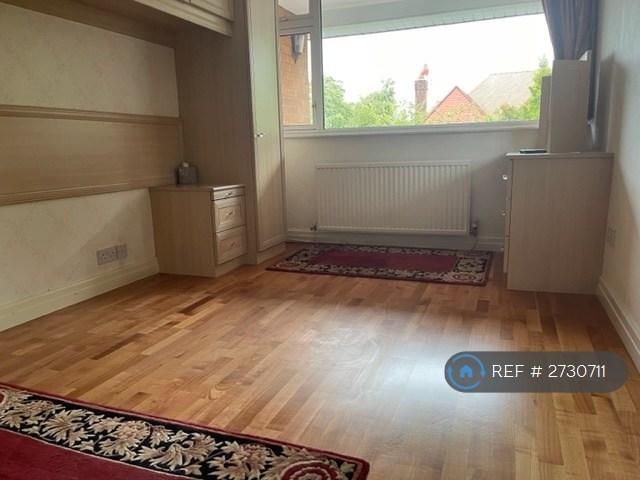 Lamintae Flooring And Bespoke Rug In Bedroom