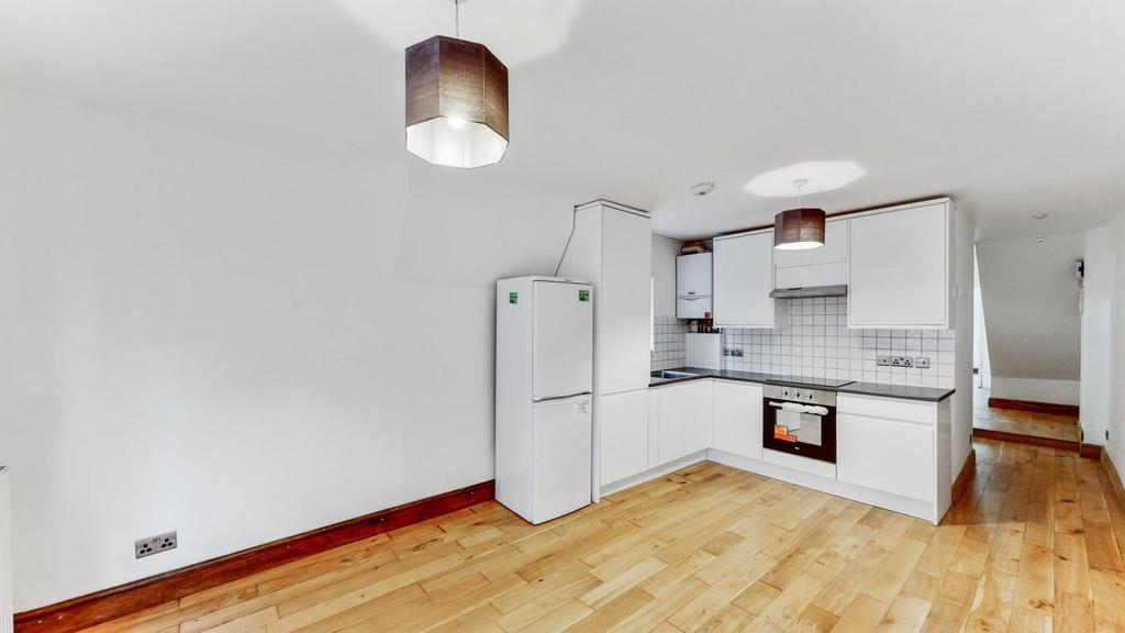 Ftted white lacquered kitchen G?F