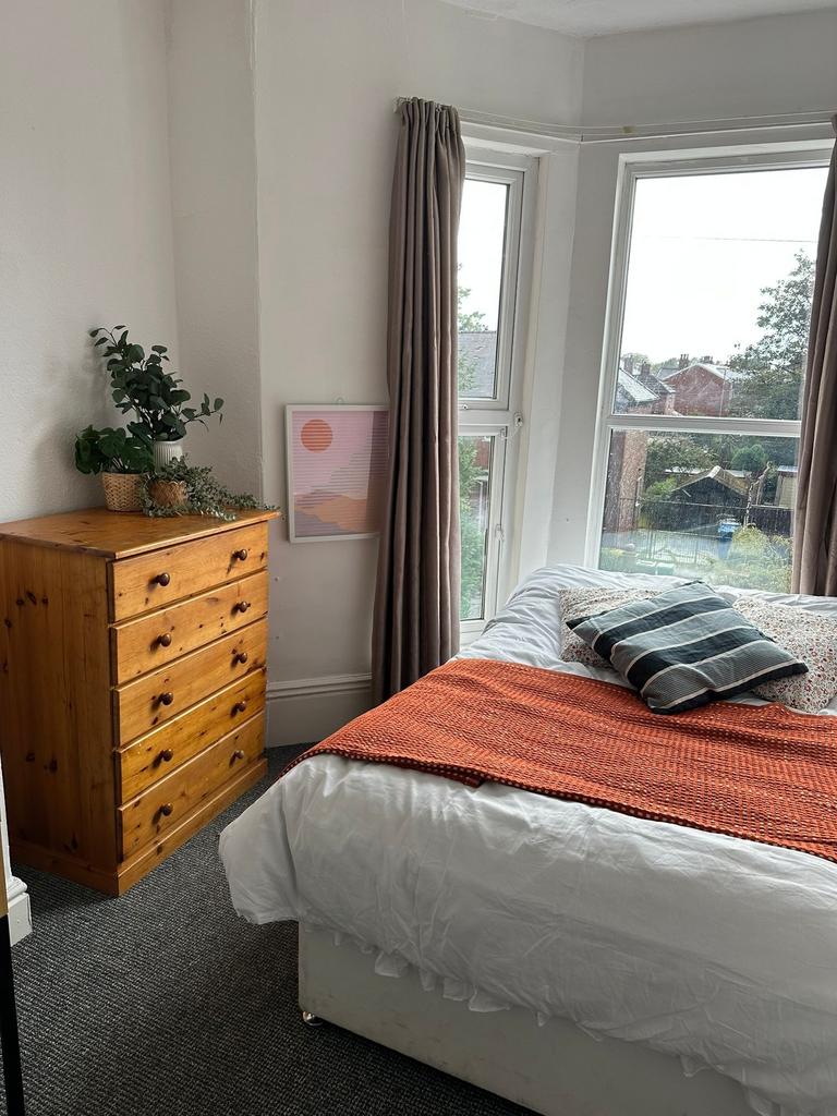 A cozy double bedroom featuring a comfortable b...