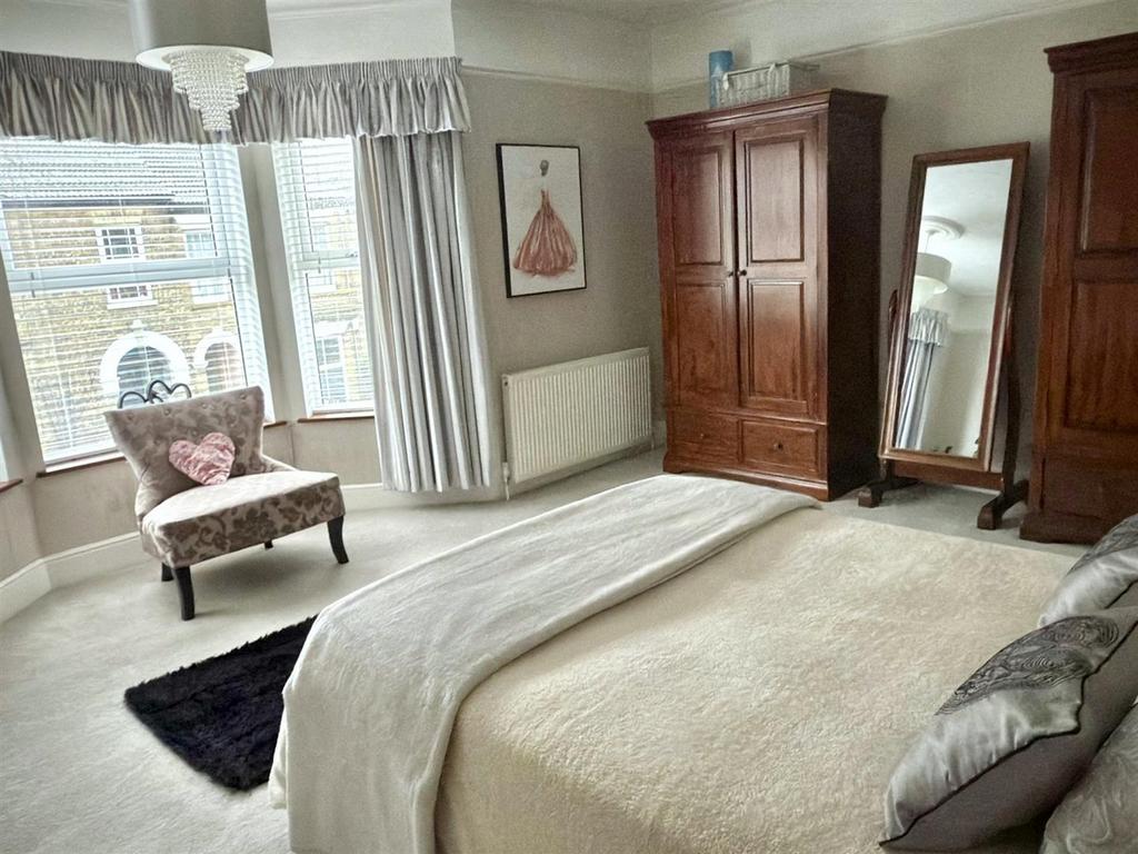 MASTER BEDROOM.jpg