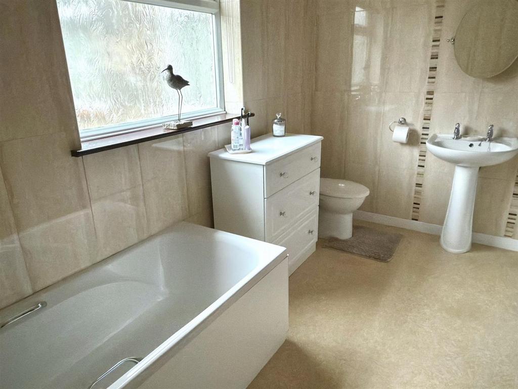 BATHROOM FIRST FLOOR.jpg