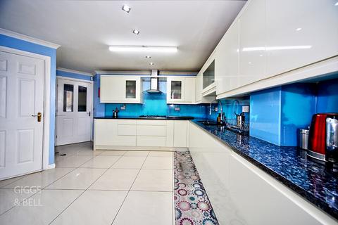 6 bedroom terraced house for sale, Morgan Close, Luton, Bedfordshire, LU4