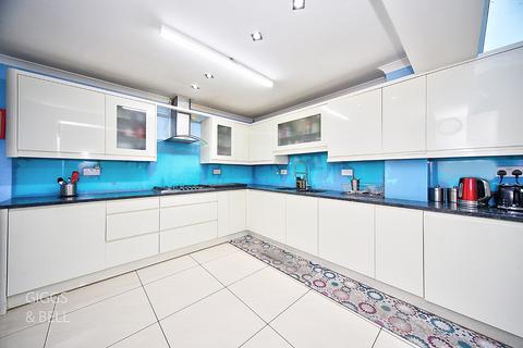 6 bedroom terraced house for sale, Morgan Close, Luton, Bedfordshire, LU4